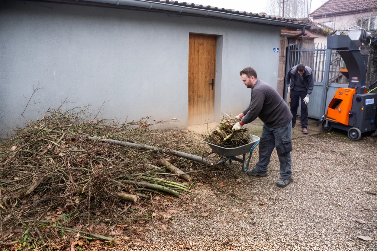 Ramassage de branches après élagage dans un jardin à Houssen